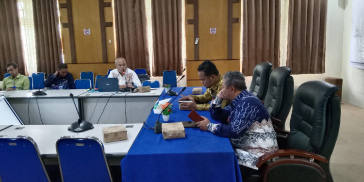AIR MINUM-Rapat koordinasi terkait persiapan pelaksanaan inpres air minum dan air limbah domestik di kabupaten Tapin yang dipimpin asisten Ekobang H Errani Martin SKM dan Kepala Bappelitbang DR H Meidy Harris Prayoga.