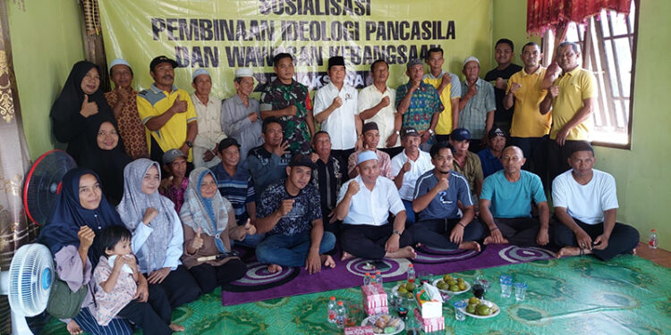 SAMPAIKAN MATERI - Anggota DPRD Kalsel Dr H Karlie Hanafi Kalianda SH MH saat menyampaikan materi Sosrev dan Aktulisasi Nilai Ideologi Pancasila di Desa Sinar Baru, Kecamatan Rantau Badauh, Kabupaten Barito Kuala, Selasa (9/1).