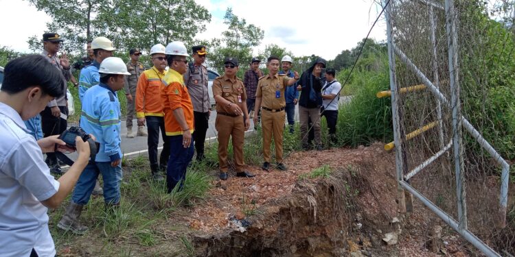RAWAN BANJIR-PJ Bupati Tapin M Syarifudin MPd bersama Forkopimda dan perwakilan perusahaan saat meninjau lokasi rawan banjir di desa Bitahan Baru, Kecamatan Lokpaikat. 