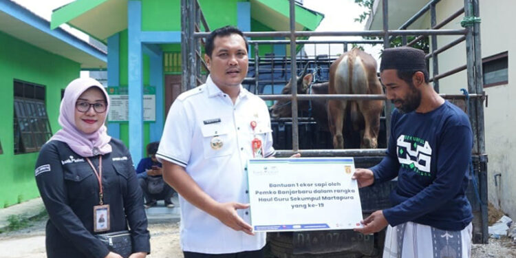 PENYERAHAN bantuan secara langsung dilakukan oleh Wali Kota Banjarbaru, HM Aditya Mufti Arifin, kepada Perwakilan Dapur Umum Pendidikan Bersatu, Habib Abdullah, yang didampingi oleh Kepala Bank Kalsel Cabang Banjarbaru Khairunnisa. (Foto: mb/ist)