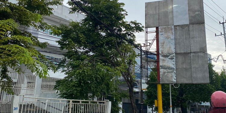 BALIHO Dewi Damayanti Said yang terpasang di titik reklame resmi di Jalan A Yani seberang HBI yang di curi orang tidak bertanggungjawab. (Foto: mb/edoy)