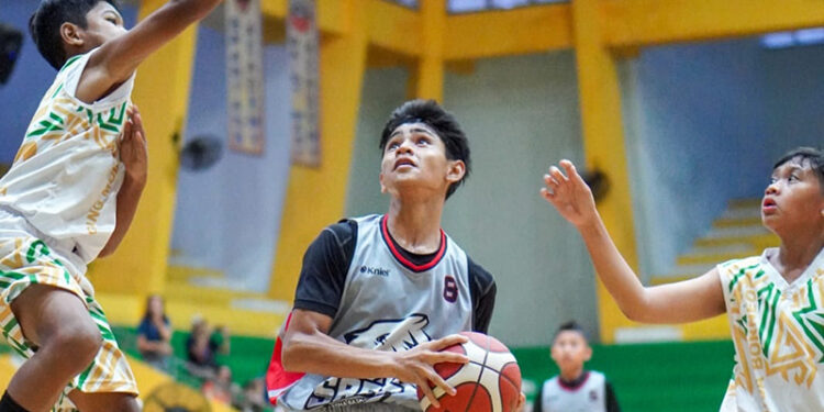 PEMAIN SABBS Muhammad Rafa saat berusaha mencetak poin di Borneo Youth Competition. (Foto: borneoyouthcompetition)
