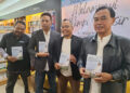BUPATI Tanah Bumbu dr HM Zairullah Azhar MSc (paling kanan) saat memperlihatkan buku autobigrafinya yang berjudul ‘Melampaui Mimpi Pesisir’.