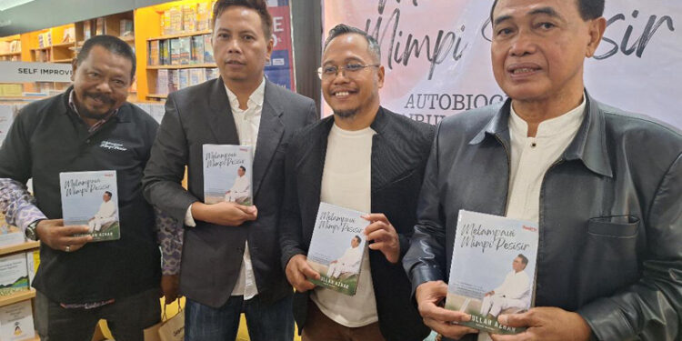 BUPATI Tanah Bumbu dr HM Zairullah Azhar MSc (paling kanan) saat memperlihatkan buku autobigrafinya yang berjudul ‘Melampaui Mimpi Pesisir’.