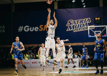 Tembakan Buzzer Beater di akhir kuarter 1 oleh Gelvis Solano.