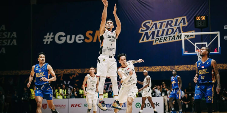 Tembakan Buzzer Beater di akhir kuarter 1 oleh Gelvis Solano.