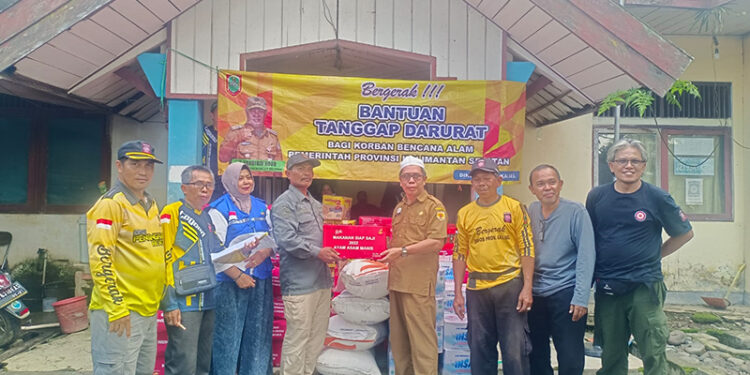 PENYERAHAN bantuan tanggap darurat dari Dinsos Kalsel kepada korban banjir di HST.