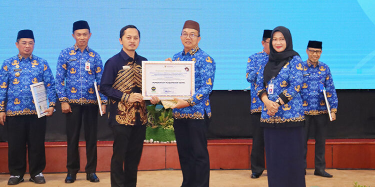 PREDIKAT A - Pj Bupati Tapin M Syarifuddin MPd saat menerima hasil penilaian kepatuhan penyelenggaraan pelayanan publik dari Ombudsman RI di Gedung Mahligai Pancasila Banjarmasin, Rabu (17/1). Kabupaten Tapin sendiri meraih predikat A dalam hal pelayanan publik tahun 2023.