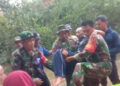 BABINSA saat menggendong seorang warga yang tengah sakit untuk pulang ke rumahnya, Selasa (16/1).