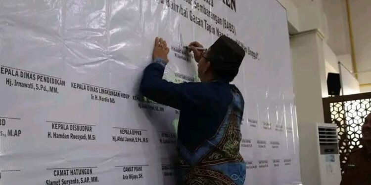 DEKLARASI-PJ Bupati Tapin M Syarifuddin MPd saat penandatanganan deklarasi tuntaskan stop BABS di Kabupaten Tapin yang turut ditandatangani seluruh jajaran pejabat dilingkungan Pemkab Tapin.