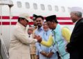 CALON Presiden nomor urut 2 Prabowo Subianto disambut Ketua DPD Partai Golkar Kalsel H Sahbirin Noor dan Guru Wildan saat tiba di Bandara Syamsuddin Noor Banjarmasin pada Sabtu (20/1) siang.