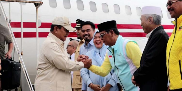 CALON Presiden nomor urut 2 Prabowo Subianto disambut Ketua DPD Partai Golkar Kalsel H Sahbirin Noor dan Guru Wildan saat tiba di Bandara Syamsuddin Noor Banjarmasin pada Sabtu (20/1) siang.