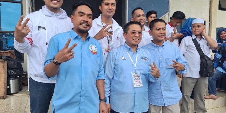 KETUA DPD Partai Demokrat Kalsel H Ibnu Sina, Ketua DPD PAN Banjarmasin H Harry Wijaya dan Ketua DPC Partai Gerindra Banjarmasin Muhammad Yamin HR, usai mengikuti Kampanye Calon Presiden Prabowo Subianto di GOR Rudy Resnawan Kota Banjarbaru. 