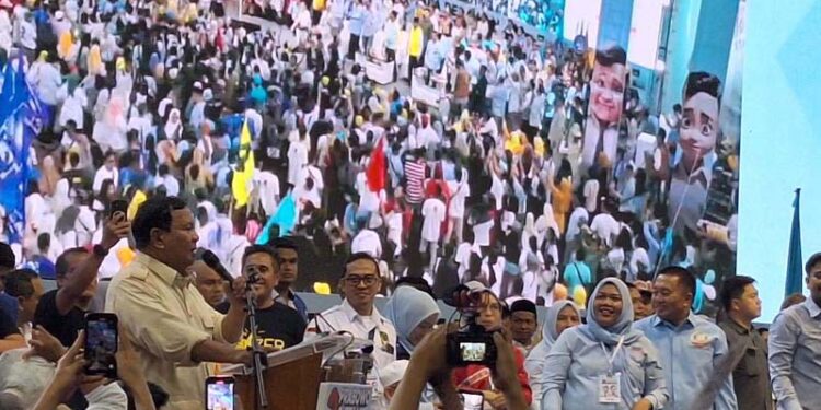 PENUH SEMANGAT - Calon Presiden nomor urut 2 Prabowo Subianto saat menyampaikan pidato politiknya dengan penuh semangat, saat kampanye di Gedung Olah Raga (GOR) Rudy Resnawan, Kota Banjarbaru, Sabtu (20/1) sore. Tampak Ketua DPD Partai Gerindra Kalsel Hj Mariana bersemangat melihat pidato Ketua Umum DPP Partai Gerindra tersebut. 