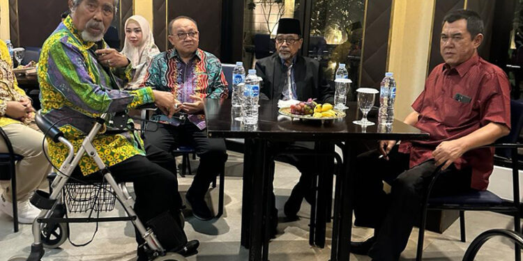 SILATURAHMI - Bupati Tabalong Dr Drs H Anang Syakhfiani MSi saat bersilaturahmi dengan Pemimpin Umum Harian Pagi Banjarmasin Post H Pangeran Rusdi Effendi, Pemimpin Umum Harian Pagi Barito Post, dan Pemimpin Umum Harian Pagi Mata Banua H Fachruddin Nor Ifansyah di Hotel Rattan Inn Banjarmasin, Sabtu (27/1) malam.