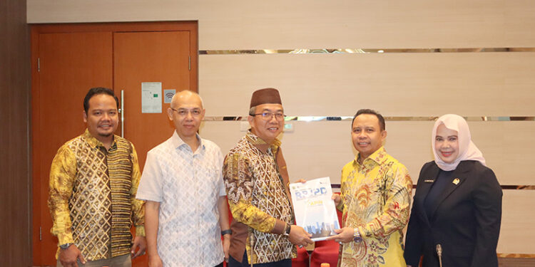 PJ Bupati Tapin M Syarifuddin bersama Sekretaris Daerah H Sufiansyah dan Kepala Bappelitbang Meidy Haris Prayoga saat penandatanganan kesepakatan rancangan awal RPJPD bersama Ketua DPRD Tapin H Yamani SAK didampingi Wakil Ketua 2 Hj Herny Mustika.