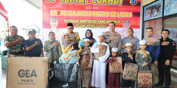 JUMAT CURHAT - Kapolresta Banjarmasin Kombes Pol Sabana Atmojo Martosumito didampingi Wakapolresta AKBP Arwin Amrih Wientama dan Kapolsek Banjarmasin Selatan Kompol Agus Sugianto berfoto bersama usai Jumat Curhat bersama masyarakat di Water Boom Alfin, Jalan Tembus Mantuil, Jumat (26/1).