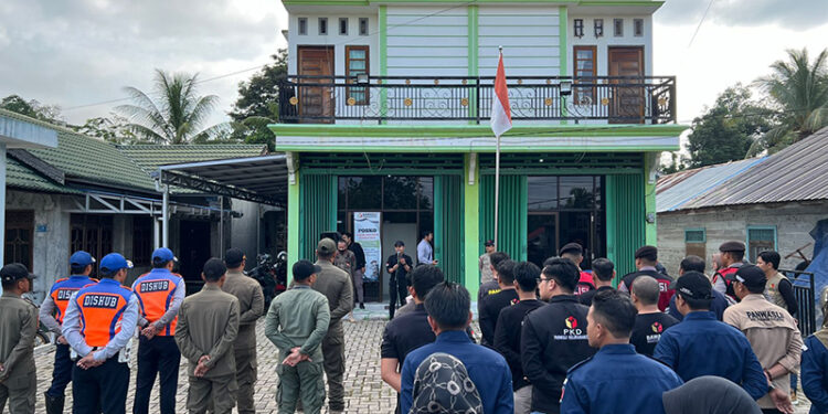 TIM gabungan saat melaksanakan apel sebelum menertibkan APK yang di pasang di tempat terlarang, Sabtu (27/1).