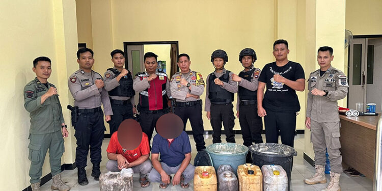 PETUGAS saat menunjukan pelaku dan barang bukti minuman beralkohol jenis Tuak.