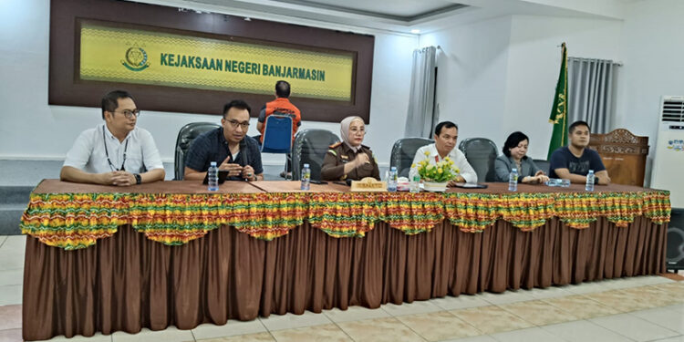 KEJARI Banjarmasin saat press release dan proses tahap II kasus TPPU atas nama tersangka SG, Selasa (6/2).