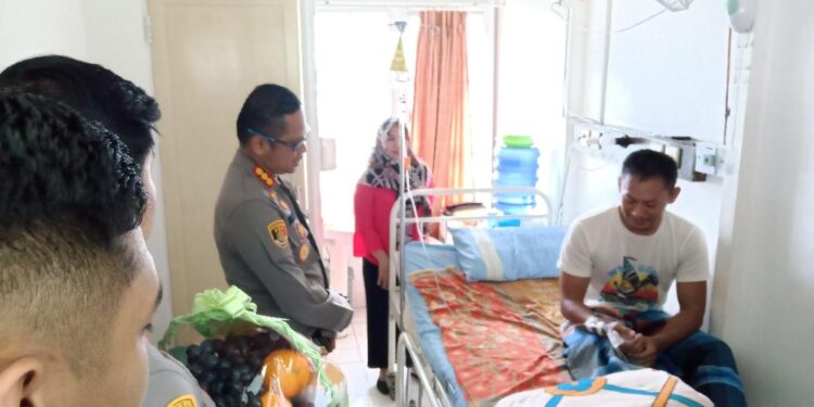 KAPOLRESTA Banjarmasin Kombes Pol Sabana Atmojo Martosumito saat besuk anggota Polsek Banjarmasin Timur Aipda Zainul K di ruang 11Maria RS Suaka Insan.