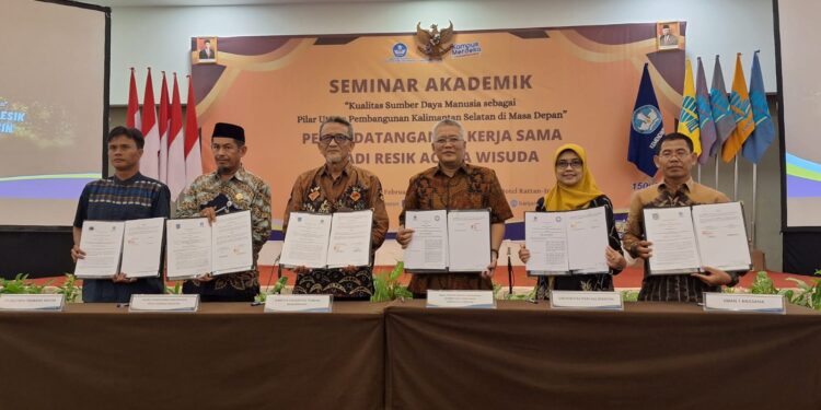 DIREKTUR Utama UT Banjarmasin Ir Mochamad Priono MSi dan Wakil Rektor bidang Keuangan, Sumber Daya dan Umum Prof Dr Ali Muktiyanto SE MSi berfoto bersama usai penandatanganan kerja sama dengan empat instansi.