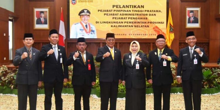 FOTO BERSAMA - Gubernur Kalimantan Selatan H Sahbirin Noor berfoto bersama pejabat pimpinan tinggi pratama (eselon II) di lingkungan Pemprov Kalsel yang baru dilantik.