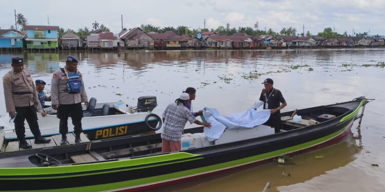 Personil Sat Polairud Polresta Banjarmasin saat melakukan pengawalan distribusi logistik pemilu di bawa ke TPS di perairan sungai Martapura.