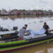 Personil Sat Polairud Polresta Banjarmasin saat melakukan pengawalan distribusi logistik pemilu di bawa ke TPS di perairan sungai Martapura.