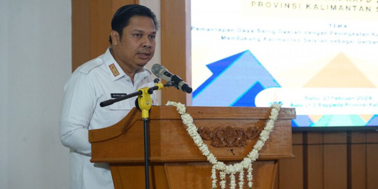 Sekretaris Daerah Provinsi (Sekdaprov) Kalimantan Selatan, Roy Rizali Anwar saat menyampaikan sambutan dan sekaligus membuka Forum Konsultasi Publik (FKP) dalam rangka penyusunan rencana kerja pemerintah daerah (RKPD) 2025.