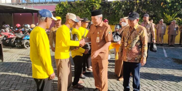 Plt Kepala Dinas Sosial Provinsi Kalimantan Selatan, Muhammadun didampingi Direktur Operasional Bank Kalsel, Ahmad Fatrya Putra saat menyerahkan bantuan sembako bagi warga Alalak Berangas yang terdampak bencana alam banjir.