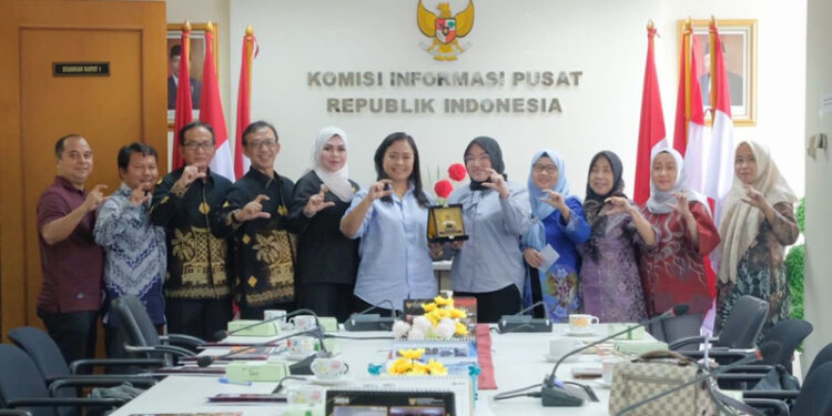 Rombongan Komisi I DPRD Kalsel berfoto bersama disela kunjungan kerja ke Komisi Informasi (KI) Pusat di Jakarta.