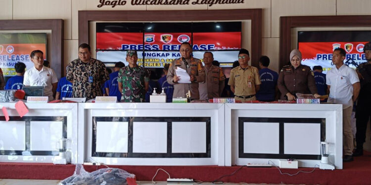 Kapolres Tanah Laut (Tala) AKBP Muhammad Junaeddy Johnny didampingi Sekdakab H Dahnial Kifli ketika menyampaikan press rilis.