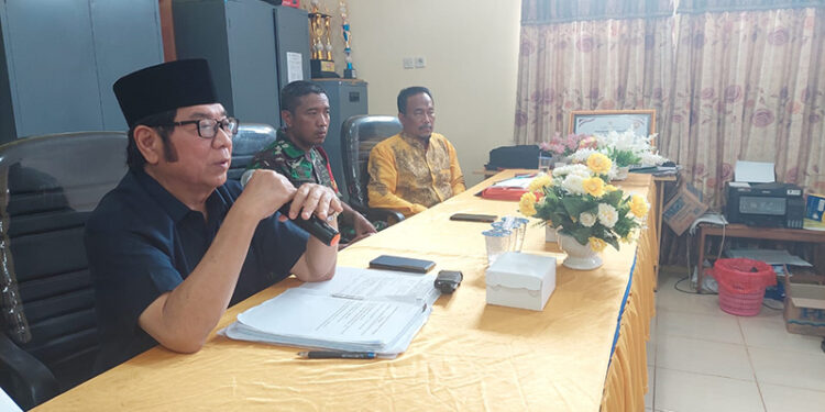 ANGGOTA DPRD Kalsel Dr H Karlie Hanafi Kalianda SH MH saat menyampaikan materi sosialisasi tentang Perlindungan Perempuan dan Anak di Desa Baliuk, Kecamatan Marabahan, Kabupaten Barito Kuala, Kamis (1/2).