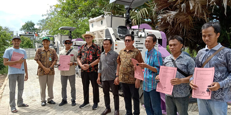 ANGGOTA DPRD Tapin H Rian Jaya dan Ismail bersama Kadis Pertanian Drh Tri Asmoro saat menyerahkan alsintan kepada lima kelompok tani di Taman Pertanian Terpadu Rantau, Kamis (1/2).