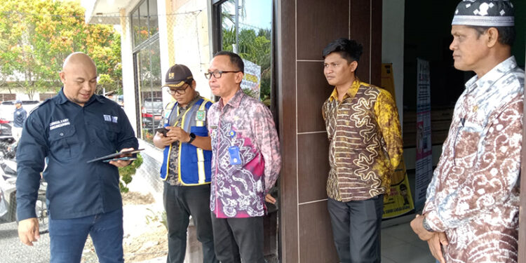 CAMAT Candi Laras Utara (CLU) Mukhadi bersama konsultan dan Dinas PUPR Tapin saat meninjau rencana lokasi pembangunan mini MPP, Kamis (1/2).