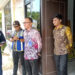 CAMAT Candi Laras Utara (CLU) Mukhadi bersama konsultan dan Dinas PUPR Tapin saat meninjau rencana lokasi pembangunan mini MPP, Kamis (1/2).