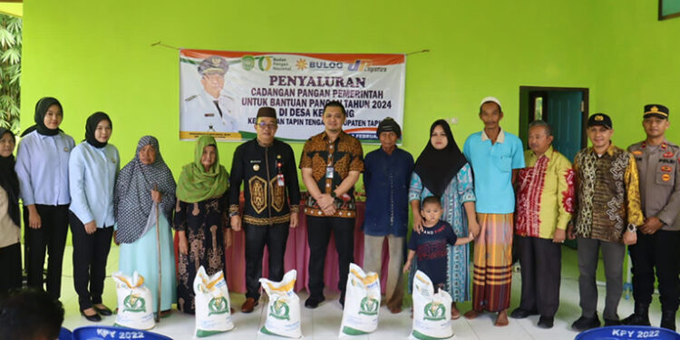 PJ Bupati Tapin M Syarifuddin MPd saat menyerahkan bantuan CPP di Desa Kepayang, Kecamatan Tapin Tengah, Kamis (1/2).