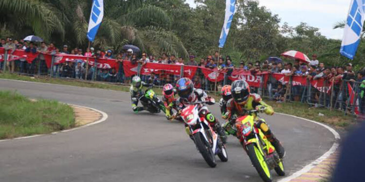 PARA pebalap saat gelaran Tabalong Merdeka Prix Championship di Sirkuit Marido.