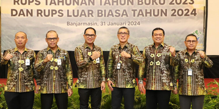 DIREKTUR Utama Bank Kalsel Fahrudin dan Komisaris Utama Bank Kalsel Hatmansyah beserta direksi lainnya usai RUPS Tahunan Tahun Buku 2023 dan RUPS Luar Biasa (LB) Tahun 2024 di Rattan Inn Banjarmasin.