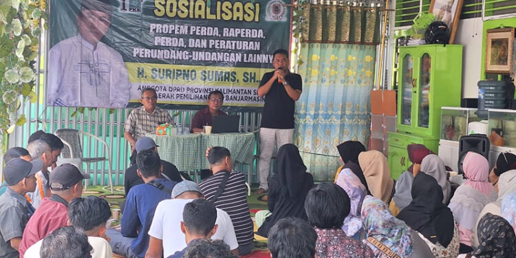 ANGGOTA Fraksi PKB DPRD Provinsi Kalsel H Suripno Sumas SH MH bersama narasumber Caleg PKB DPRD Kota Banjarmasin Dapil Banjarmasin Barat H Deddy Sophian SE, dan Caleg PKB DPRD Kota Banjarmasin Dapil Banjarmasin Utara Dr Ir Sugiarto Sumas MT saat melakukan pealtihan para saksi.