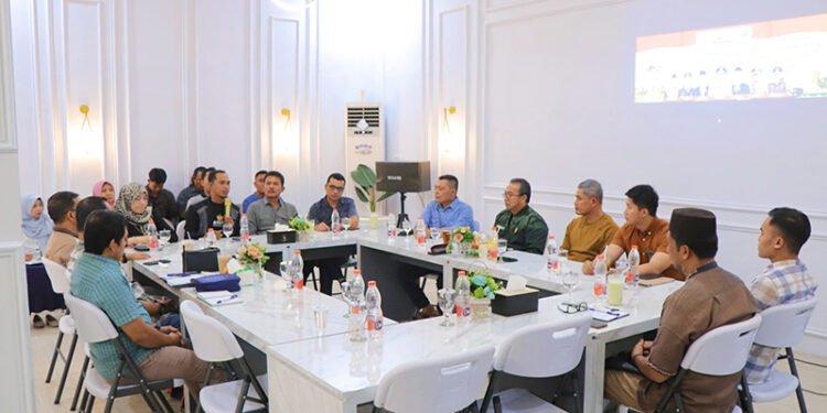 SUASANA rapat evaluasi dan monitoring persiapan pelaksanaan pemilu di Cafe Befo Bypass Rantau, Jumat (2/2).