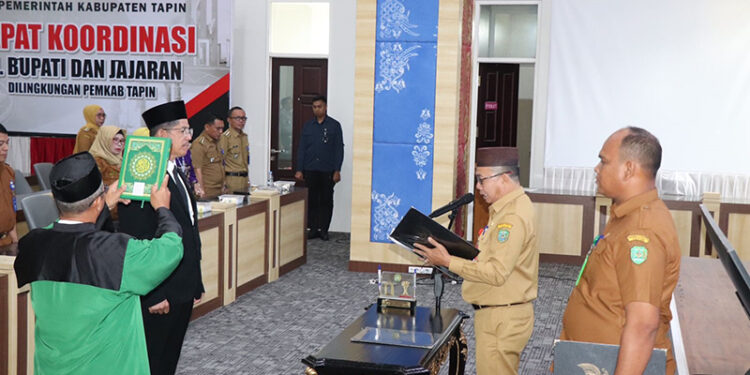 PJ Bupati Tapin M Syarifuddin MPd saat melantik Direktur PDAM H Alimin Fauzi periodeĀ 2024-2029, Senin (5/2).