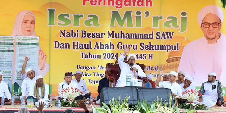 HABIB Abdullah Al Habsyi saat mengisi tausiah pada peringatan Isra Mi'raj yang digelar Pemerintah Kabupaten Tapin, Kamis (8/2).
