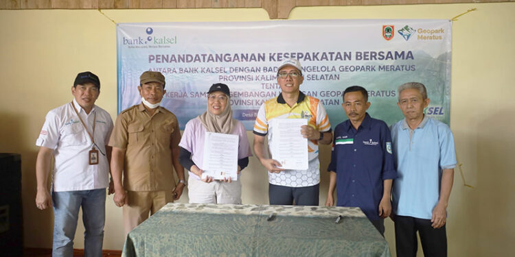 DIRUT Bank Kalsel Fahrudin berfoto bersmaa Ketua Harian Badan Pengelola Geopark Meratus Hanifah Dwi Nirwana usai penandatanganan kerja sama sebagai upaya memperkuat kemitraan dan keberlanjutan lingkungan serta mengembangkan potensi pariwisata di Kawasan Geopark Meratus.