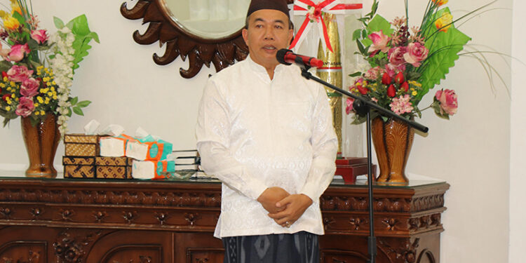 PJ Bupati Tapin M Syarifuddin MPd saat memberikan sambutan pada kegiatan sholat hajat menyambut pemilu damai bersama para ulama dan umara di Tapin.