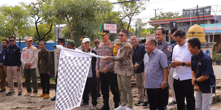 PJ Bupati Tapin M Syarifuddin MPd saat melepas pendistribusian logistik Pemilu Tahun 2024, Sabtu (10/2).