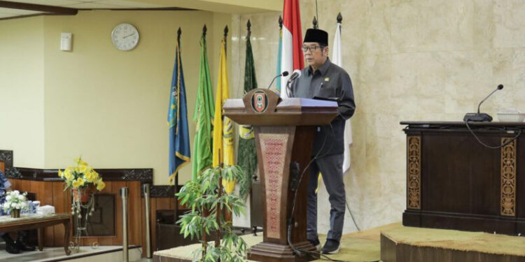 ANGGOTA Komisi II DPRD Provinsi Kalsel Dr H Karlie Hanafi Kalianda SH MH saat menyampaikan laporan pada rapat paripurna.