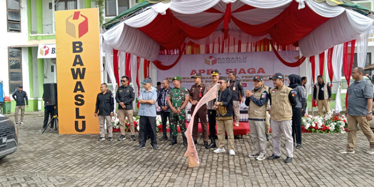 PJ Bupati Tapin M Syarifuddin MPd bersama Sekretaris Daerah Kabupaten Tapin Dr H Sufiansyah MAP dan forkopimda serta instansi terkait lainnya saat melepas petugas pengawas atribut dan APK pada masa tenang pemilu.