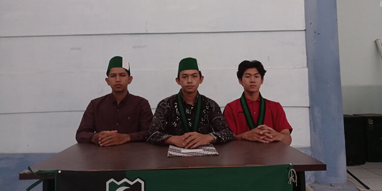 SEKRETARIS Umum HMI Cabang Tanjung Muhammad Keyindra Ilham bersama anggota saat menyampaikan pernyataan tertulis, Minggu (11/2).
